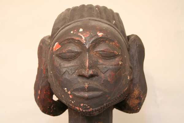 Luba(Statue tambourin), d`afrique : Rép.démoncratique du Congo., statuette Luba(Statue tambourin), masque ancien africain Luba(Statue tambourin), art du Rép.démoncratique du Congo. - Art Africain, collection privées Belgique. Statue africaine de la tribu des Luba(Statue tambourin), provenant du Rép.démoncratique du Congo., 1502/1362 Grande statue Luba couverte de laque noire,sous laquelle se trouve une couche de pigments rouge et blanc,h.110cm. Elle représente un homme debout frappant un tambour qu